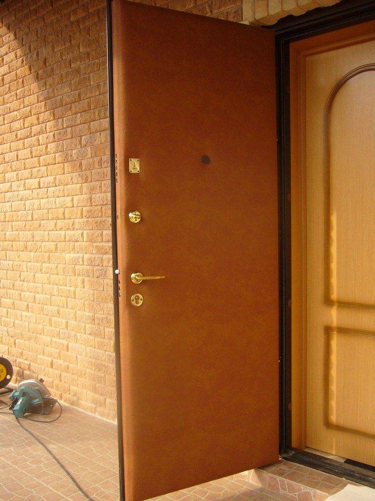 Чем и как утеплить железные двери частном доме и квартире своими руками