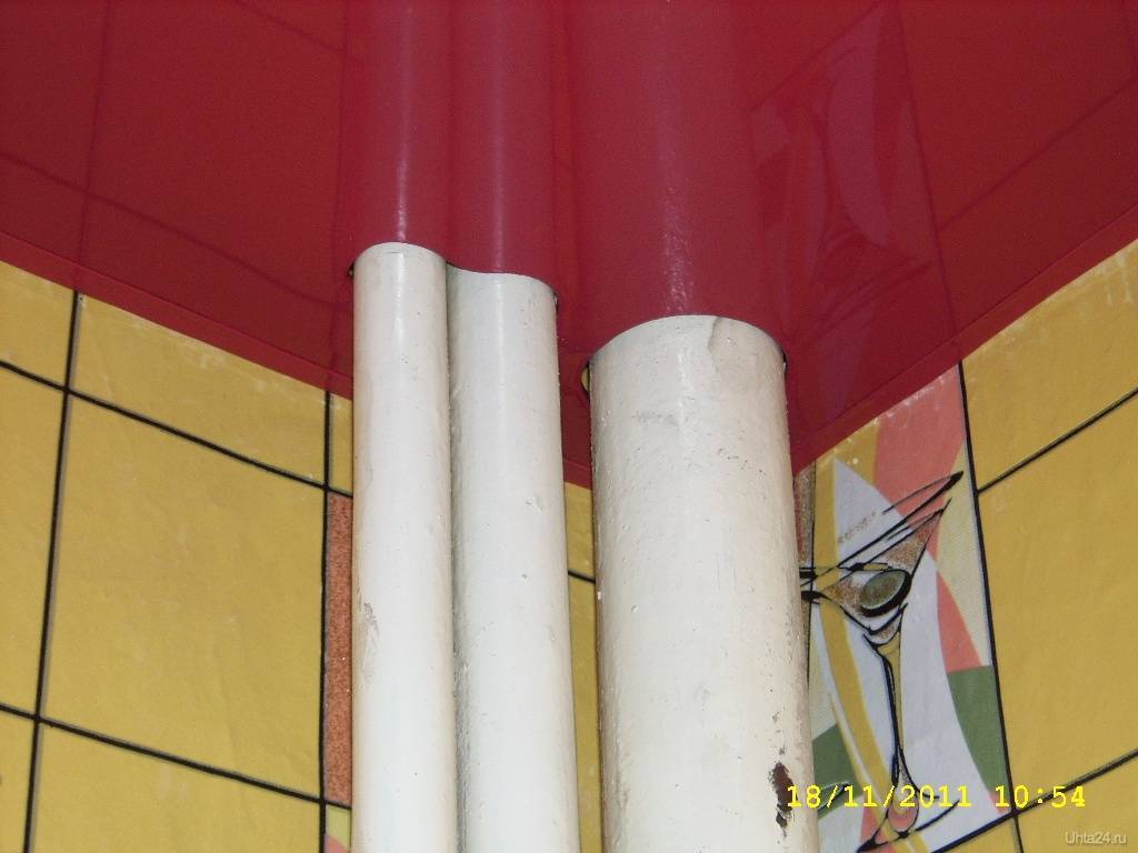 Натяжной потолок — обход трубы у стены для белого и цветного потолка, обход разъемного вентканала