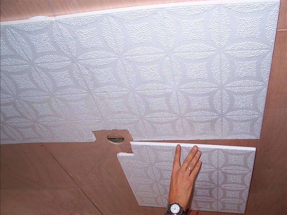 Монтаж потолочной плитки, как своими руками правильно сделать разметку и укладку материала, что делать если неровная поверхность, фотопримеры и видео