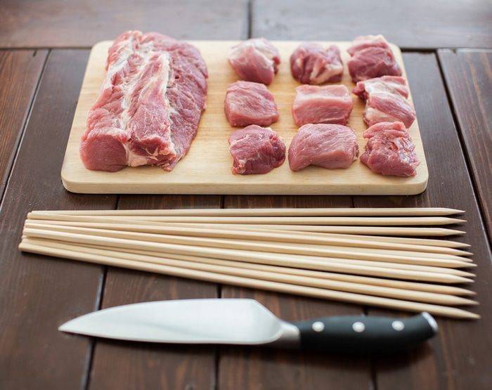 Как правильно резать мясо на шашлык: какими кусками нарезать, размеры кусочков