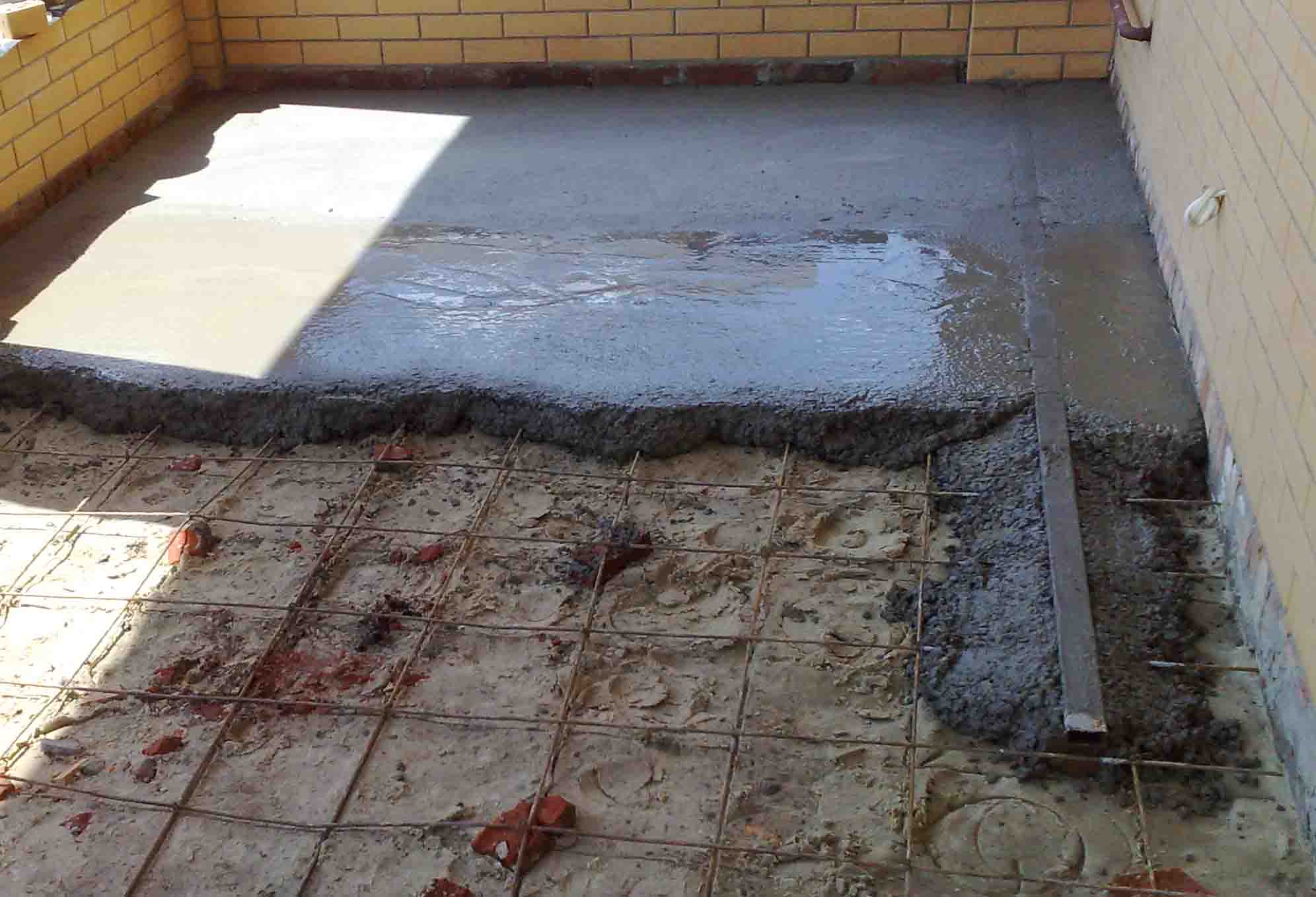 Как сделать бетонные полы в бане своими руками – варианты заливки