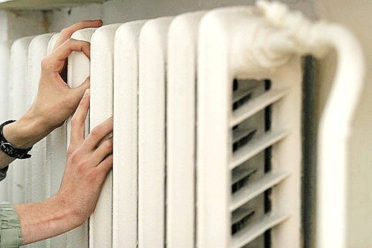 Почему радиатор отопления сверху горячий, а снизу холодный - все о строительстве
