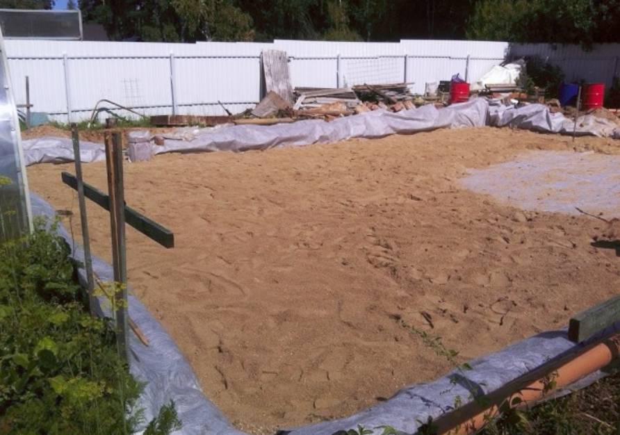 Как делается песчаная подушка под фундамент