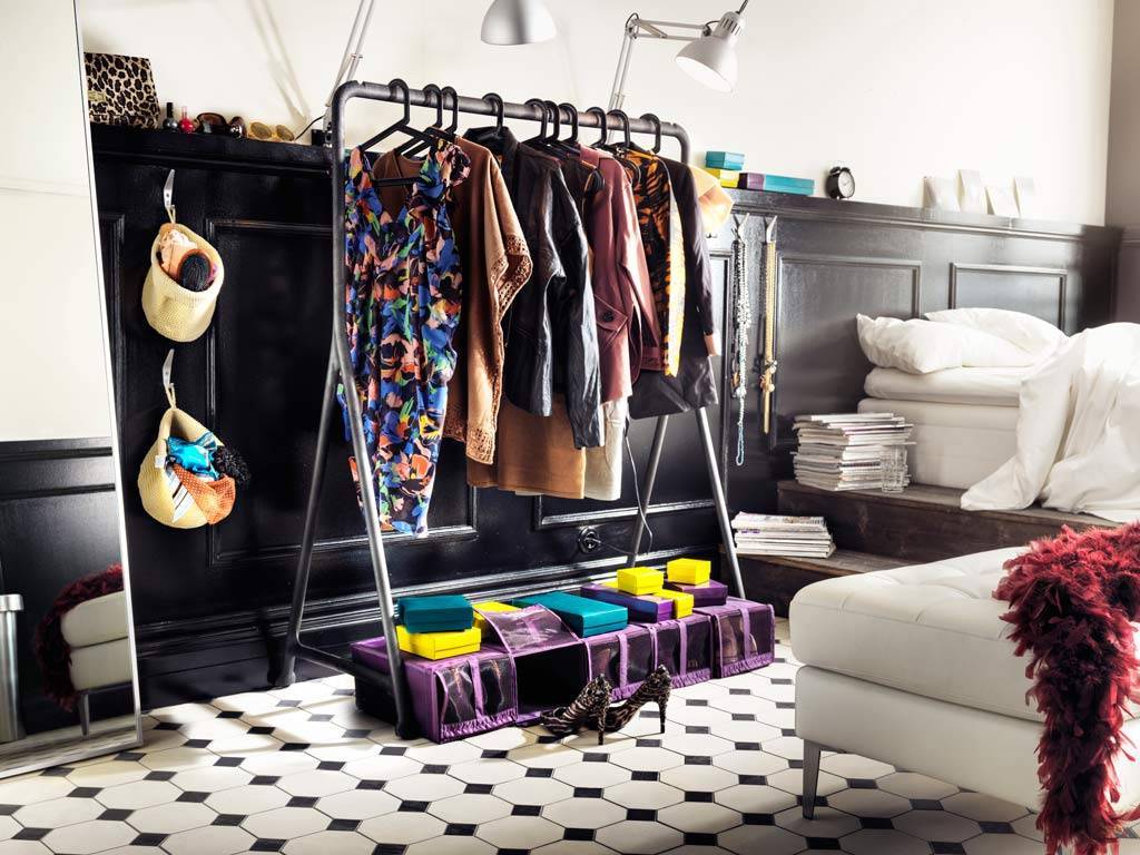 Как складывать одежду в шкаф чтобы она не мялась — самые эффективные способы