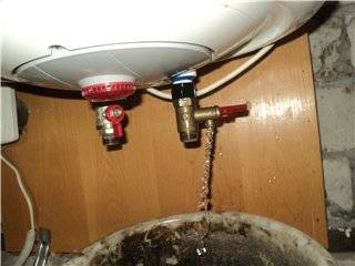 Почему вода из водонагревателя пахнет сероводородом и что делать?