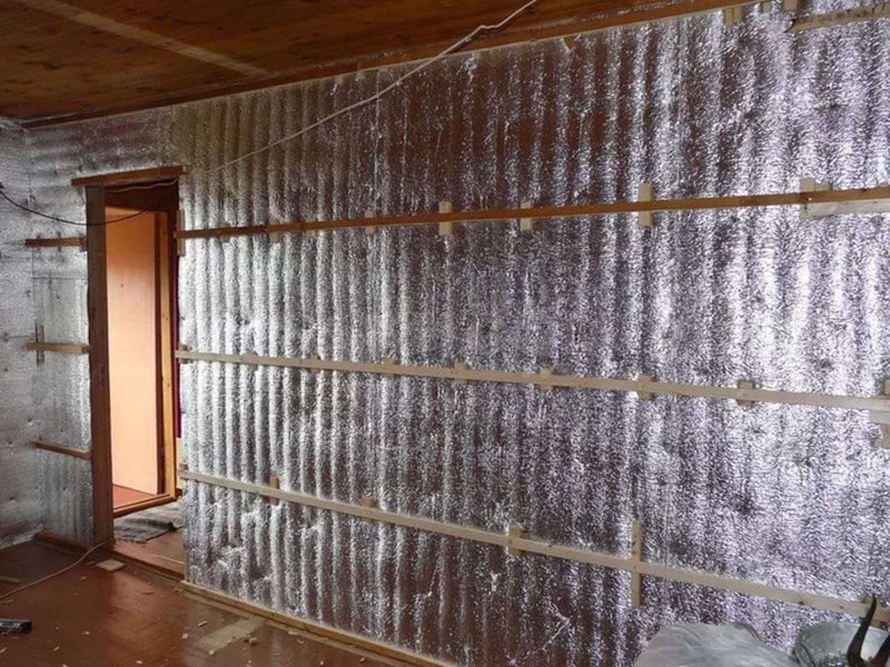 Фольгированный утеплитель: для стен с фольгой, теплоизоляция, какой стороной укладывать