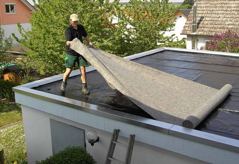 Чем лучше и дешевле покрыть крышу дома?