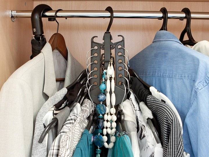 5 хитрых способов хранить одежду без шкафа