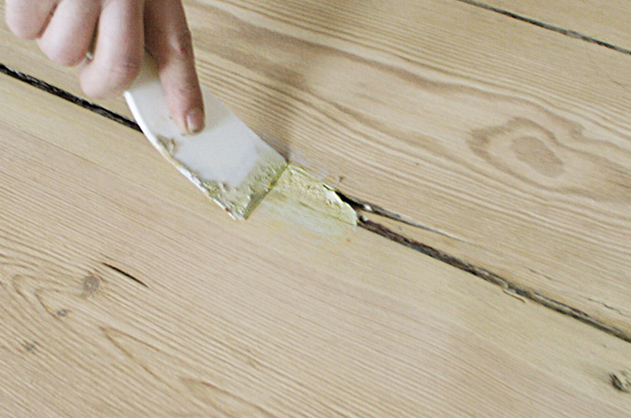Чем и как заделать щели в деревянном полу между досками
