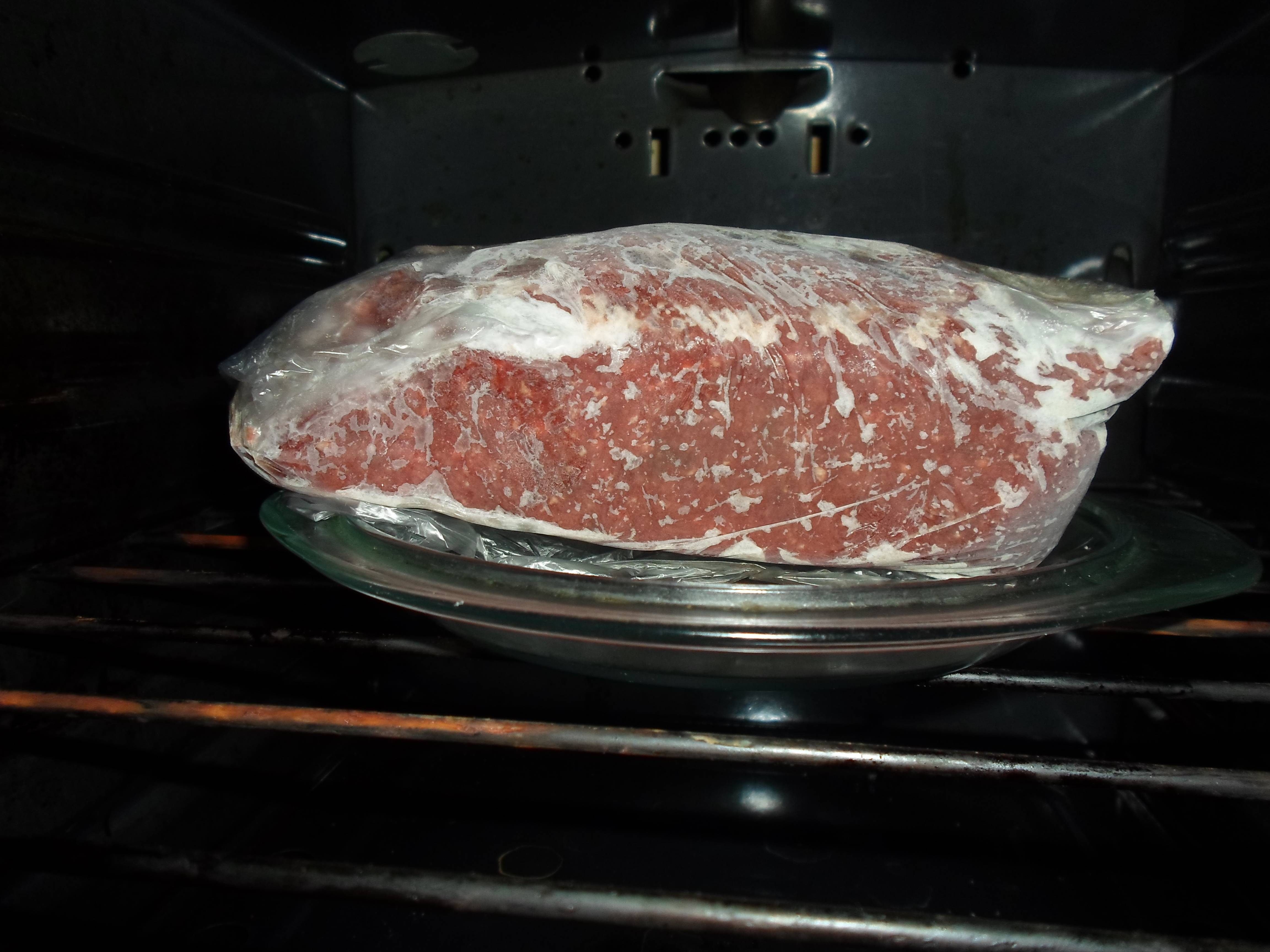 Размораживают ли мясо в воде. Мясо размороженное в микроволновке. Оттаивание мороженого мяса. Разморозка мяса в духовке.