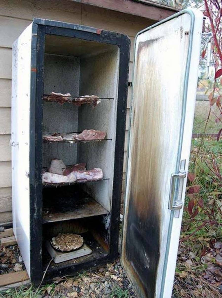 Поразительное единство противоположностей: старый холодильник превращается в коптильню