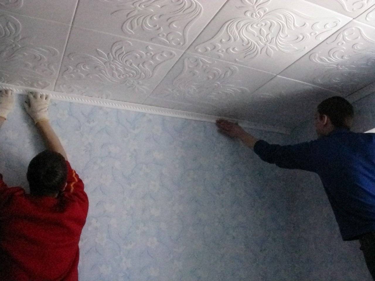 Как клеить потолочную плитку: видео-инструкция по монтажу своими руками, разметка, фото