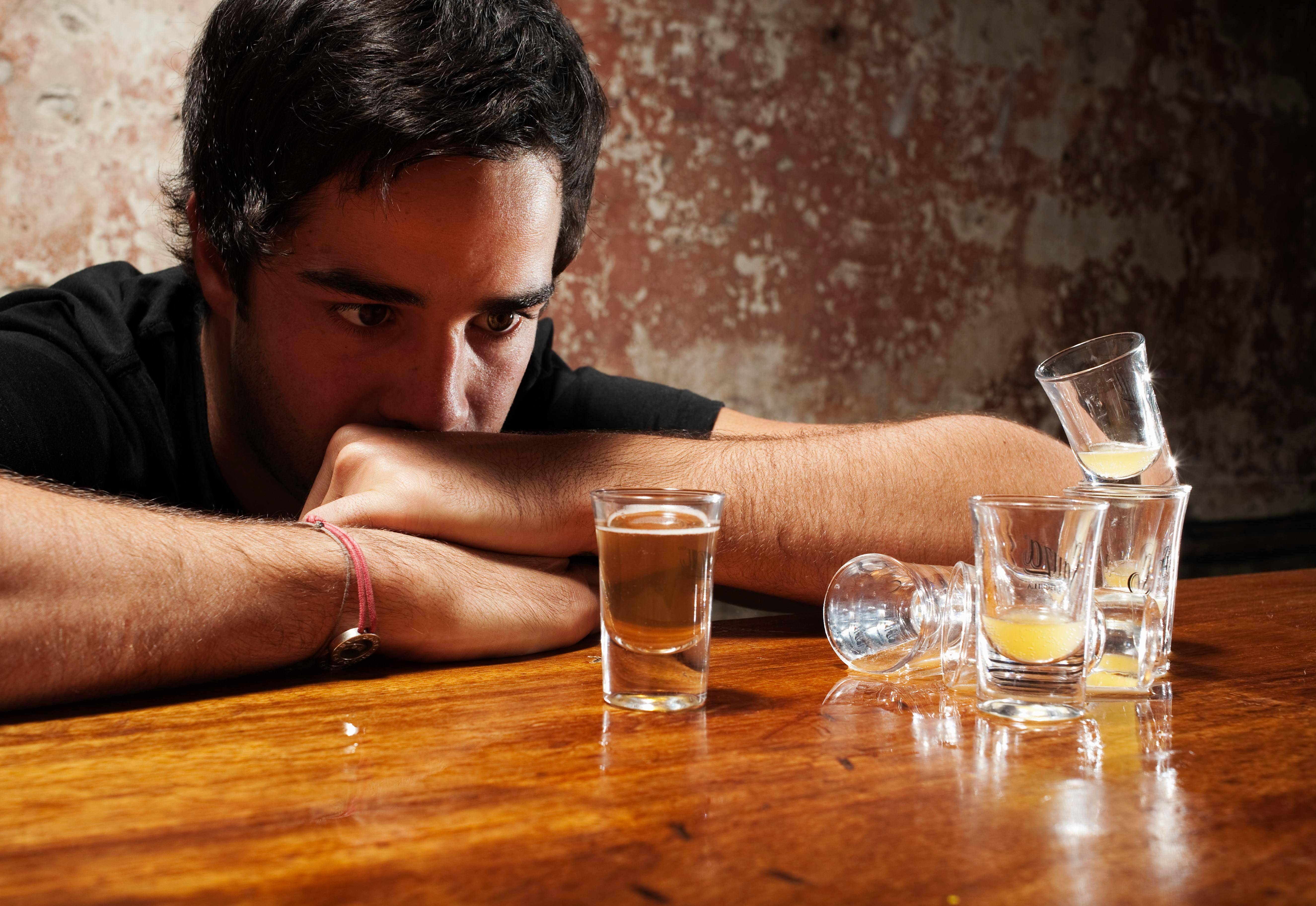 Правила безопасного застолья: как пить и не пьянеть, чем закусывать водку