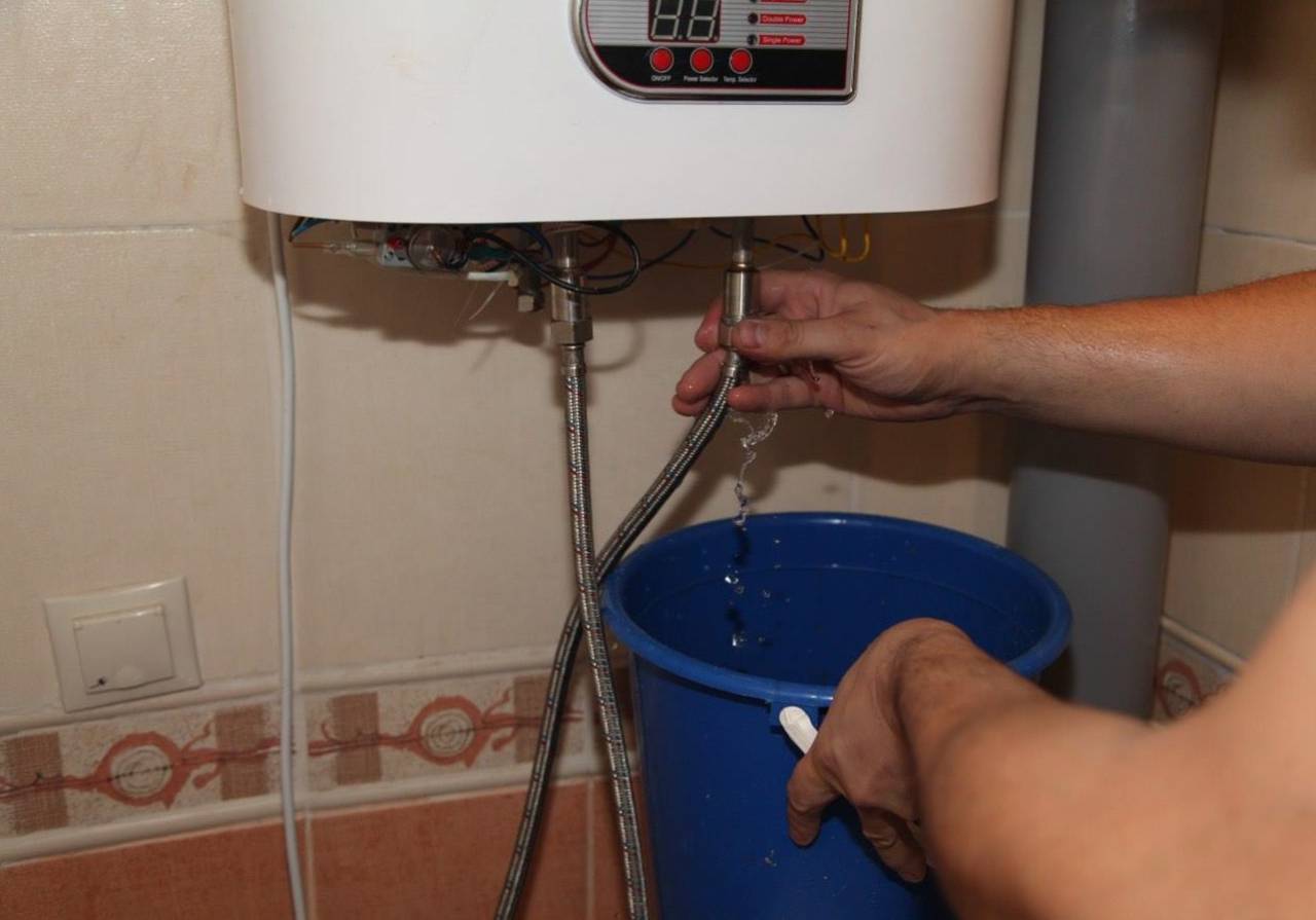 Как правильно слить остатки воды из бойлера, чтобы не повредить устройство. простые способы слива воды с бойлера в домашних условиях