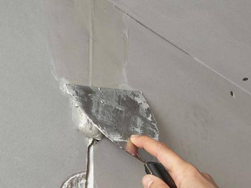 Как заделать дырку в потолке из бетона: запенить монтажной пеной и замазать около трубы