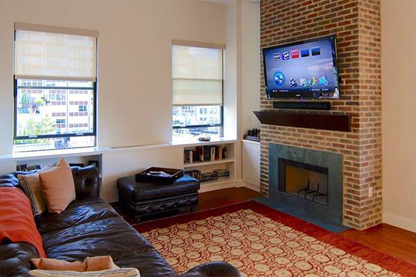Как должна выглядеть гостиная комната с камином и телевизором