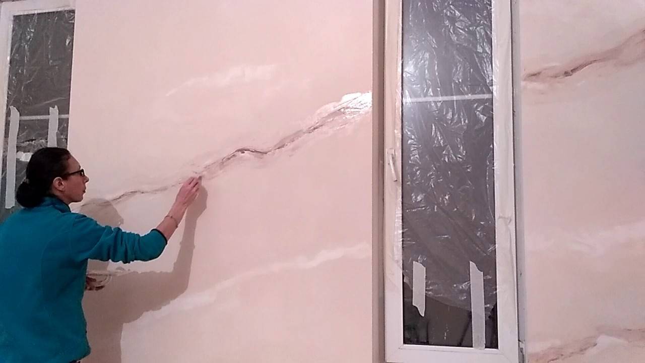 Как шпаклевать стены своими руками: под обои и под покраску, видео новичку