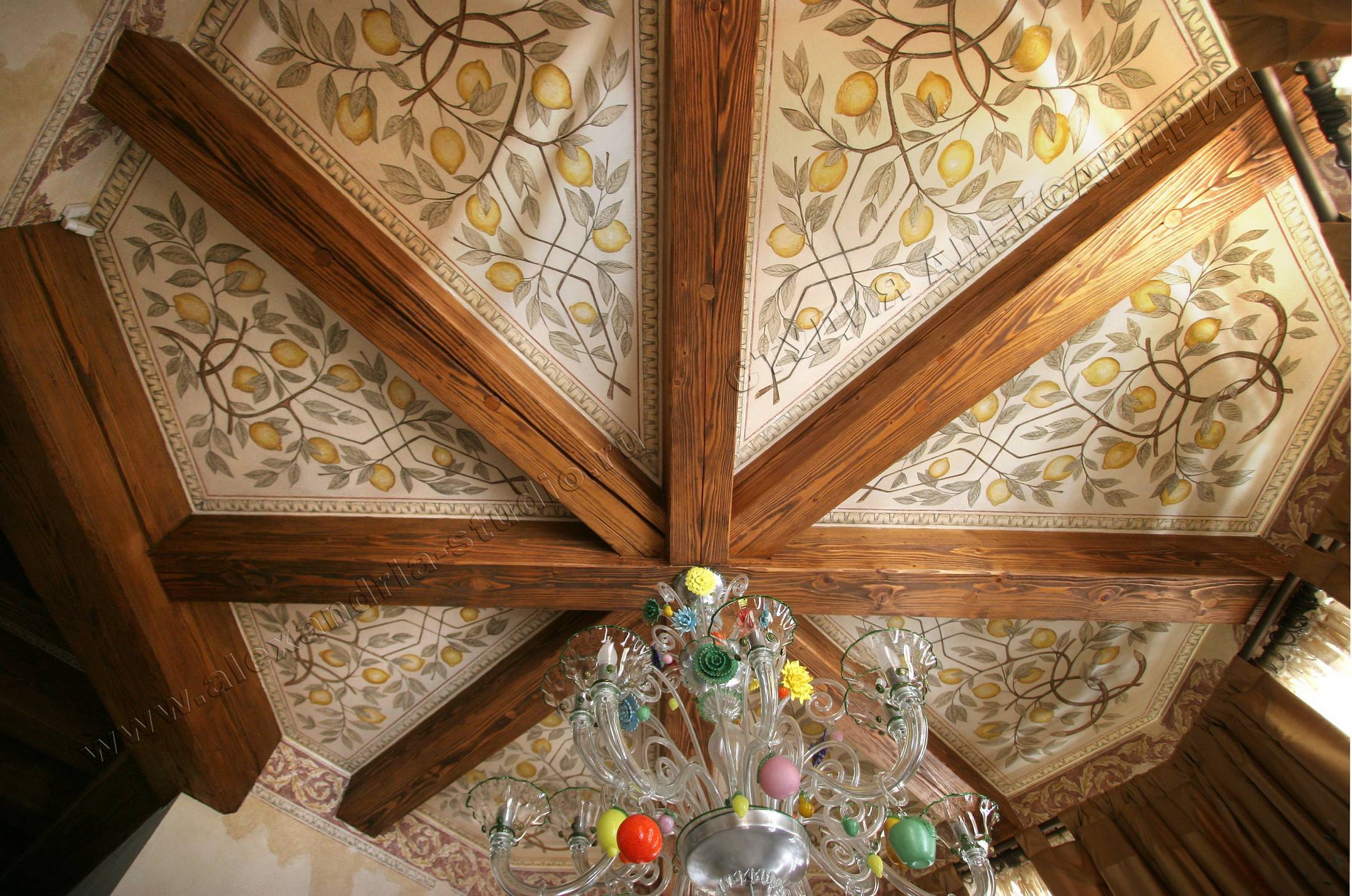 Оформление потолка узорами и орнаментом с помощью трафарета
