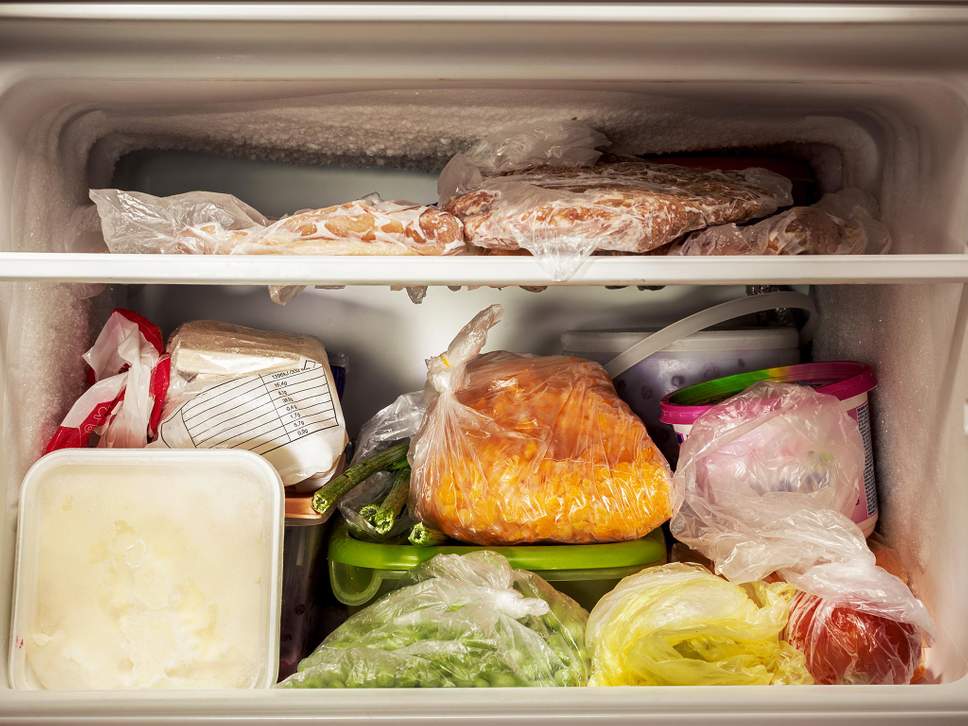Как хранить мясо в замороженном виде и после разморозки, условия хранения в холодильнике и в морозилке