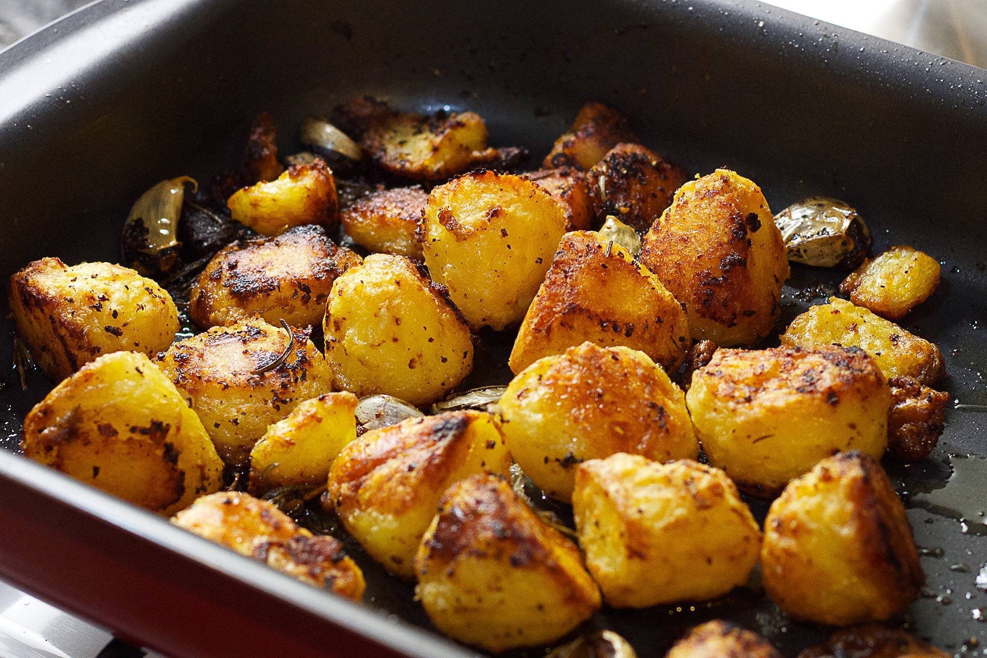 4 ошибки, которые многие совершают при запекании картофеля