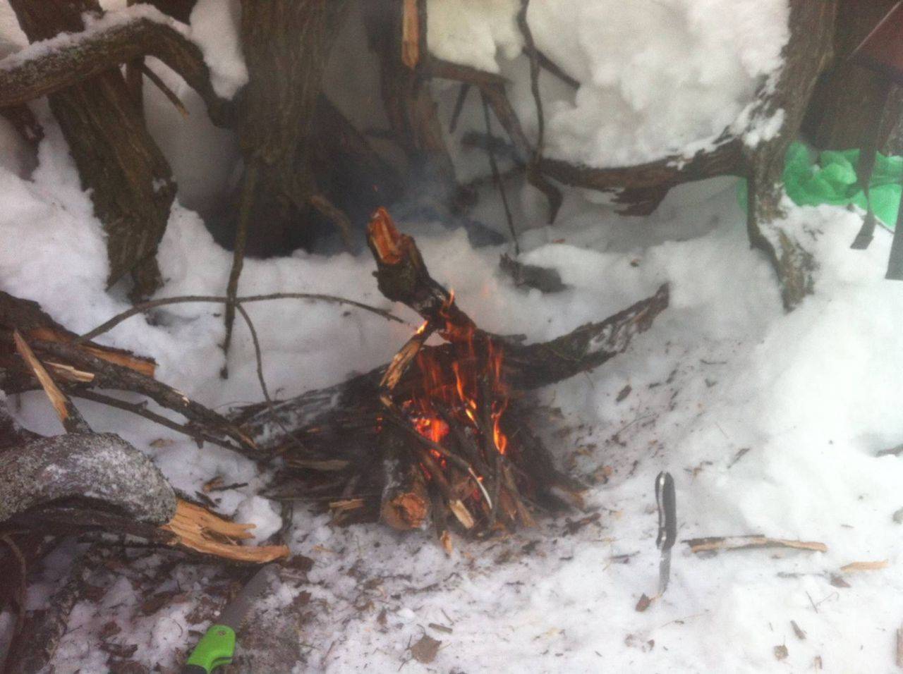 Как разжечь костер зимой в лесу огнивом : статья + видео