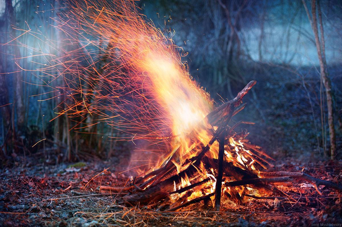 Как развести костер, который будет гореть всю ночь (без подкладывания дров)