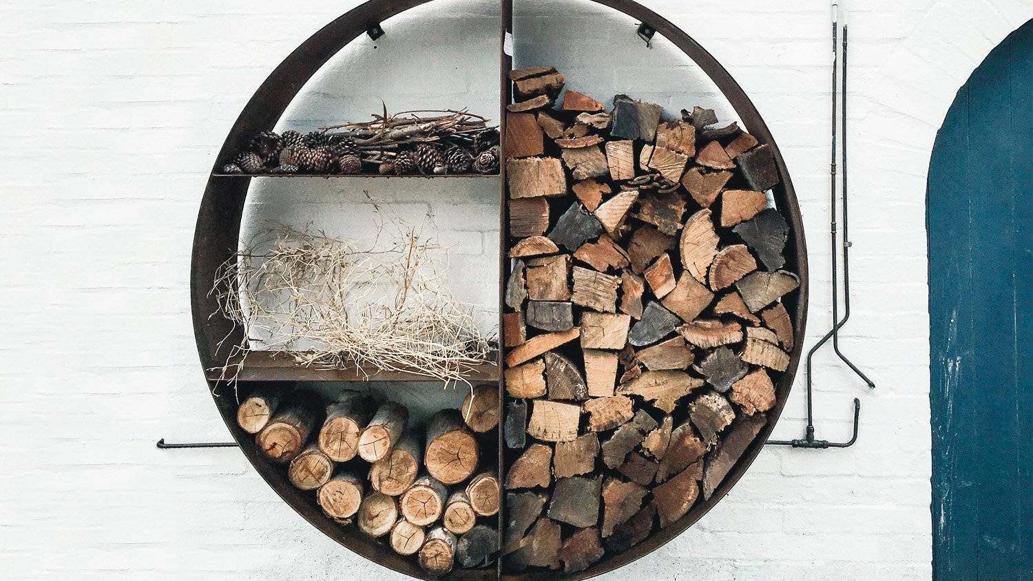 Хранение дров в доме рядом с печкой - 5 фото