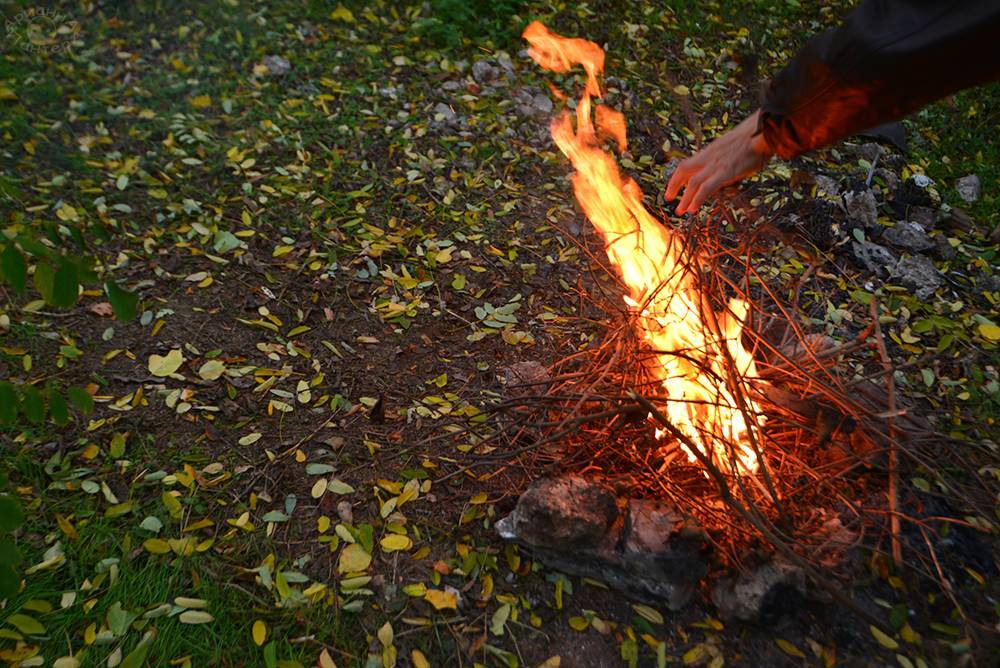 Как развести костер, который будет гореть всю ночь (без подкладывания дров)
