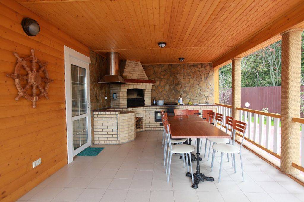 Летняя кухня с террасой под одной крышей: проекты с барбекю и печью, с баней на даче