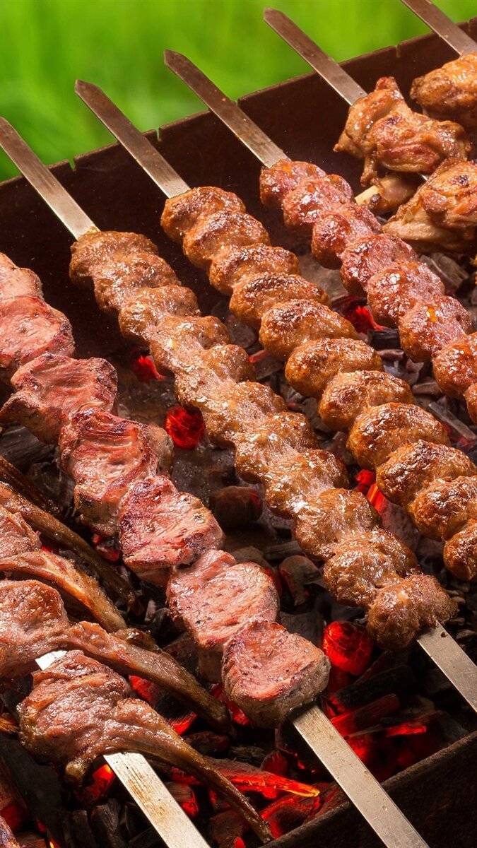 Шашлыки из свинины: лучшие рецепты с сочным и нежным мясом.