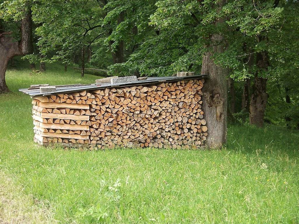 Как уложить дрова в круглую поленницу: пошаговый процесс и фото - строимнаучастке.ру