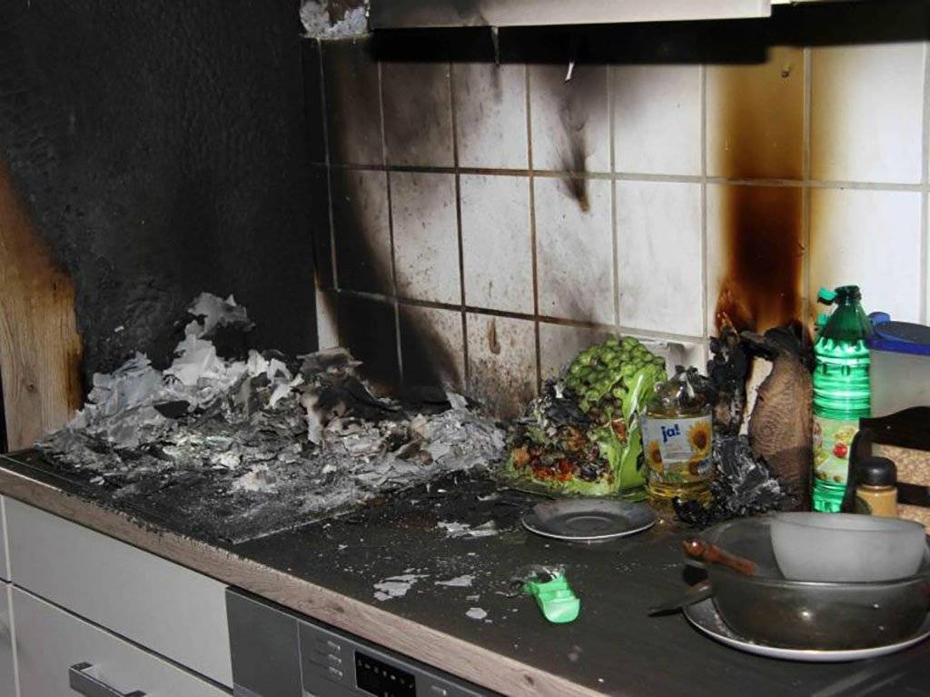 Неприятный запах на кухне. Кухня после пожара. Запах Гари. Сгорела кухня в квартире. Запах в квартире.