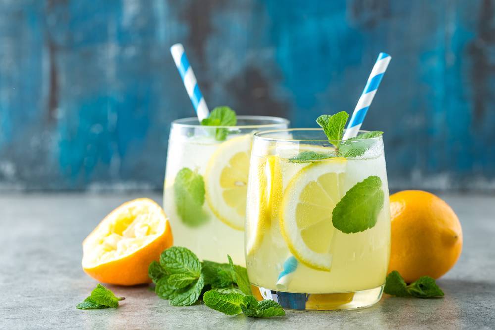 10 лучших рецептов летних напитков, которые остудят вас в жару