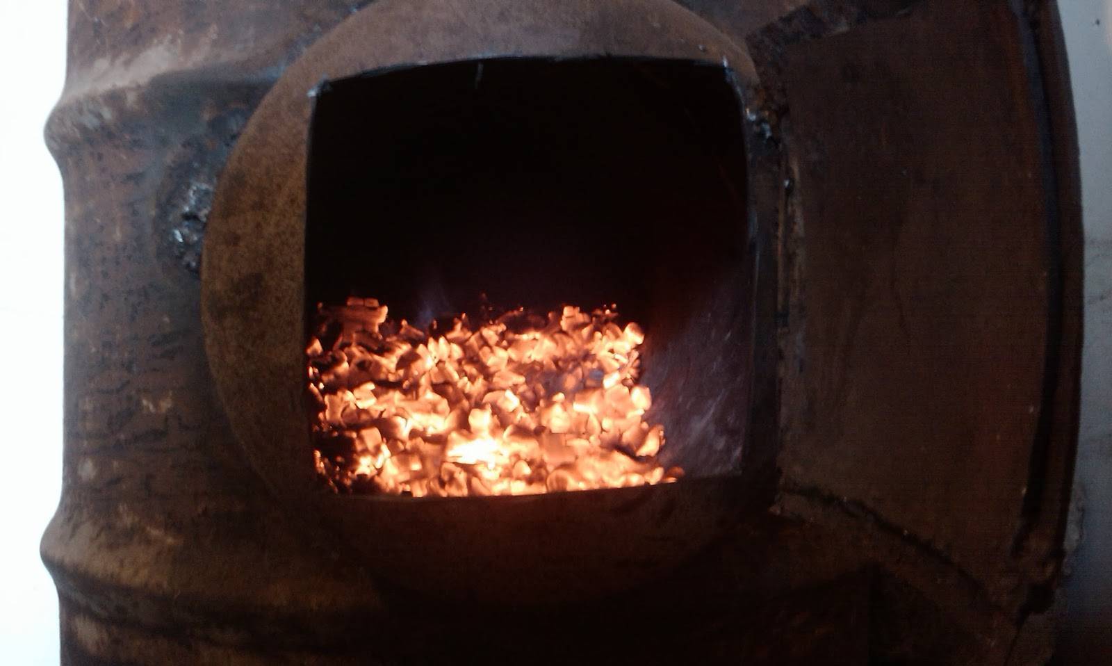 Сырые дрова: как разжечь, можно ли топить печь?