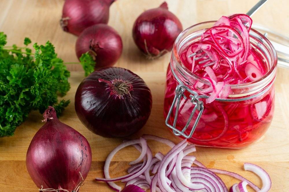 Как замариновать вкусный репчатый лук для шашлыка, еды, салатов – 11 быстрых рецептов