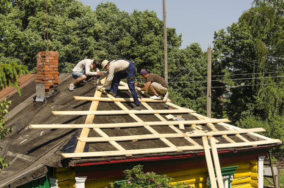 Чем недорого покрыть крышу на даче — 5 экономных вариантов