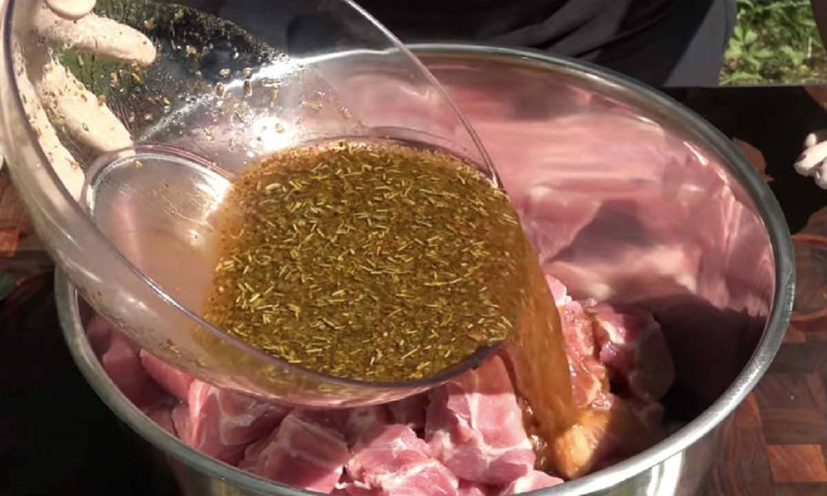 Как быстро замариновать шашлык из свинины