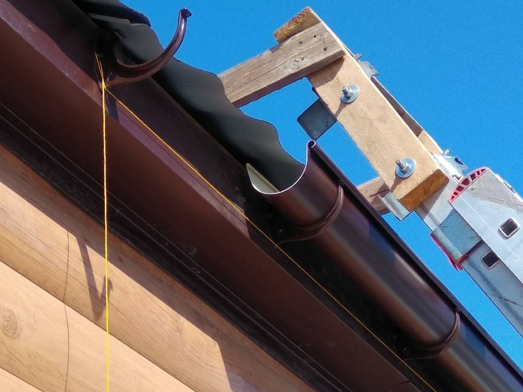Как правильно установить водостоки на крыше: как установить желоба, если крыша уже покрыта, как крепить водосточную систему, как устанавливать, поставить, монтаж
