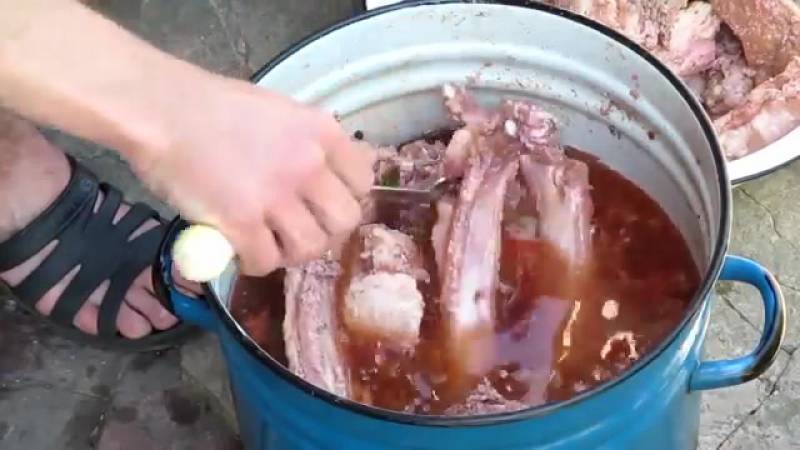 Копченое мясо: копчение мяса, как закоптить и коптить мясо в домашних условиях в коптильне правильно