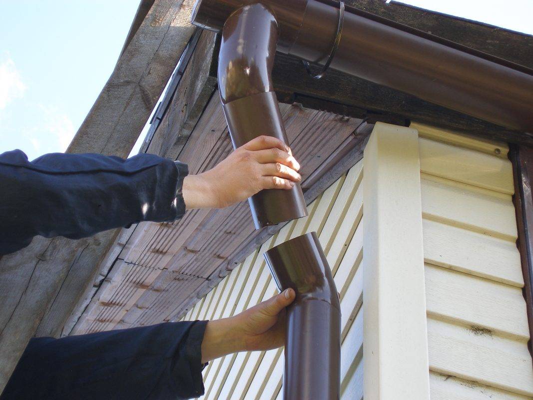 Как установить водостоки если крыша уже покрыта: крепление водосточной системы к лобовой доске, смонтировать на готовую крышу или повесить на костыль