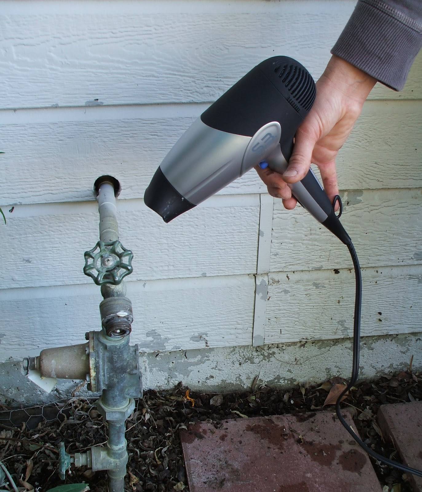 Как разморозить водопроводную трубу: лучшие способы