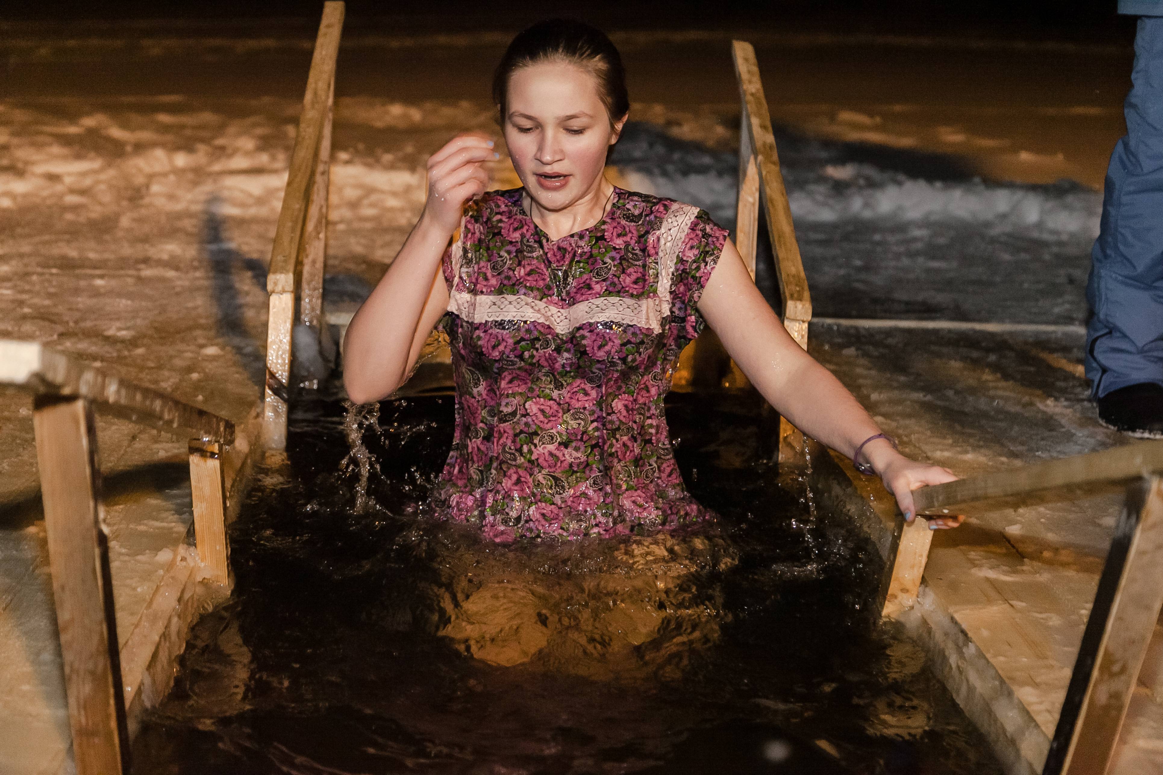 Как окунуться в купель? правильно купаться в купели после бани и сауны – sauna.spb.ru