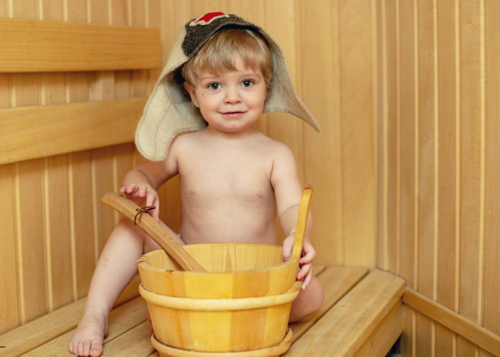 Дети в бане - с какого возраста можно, польза и вред, разрешено ли посещение при насморке, коньюктивите и других заболеваниях