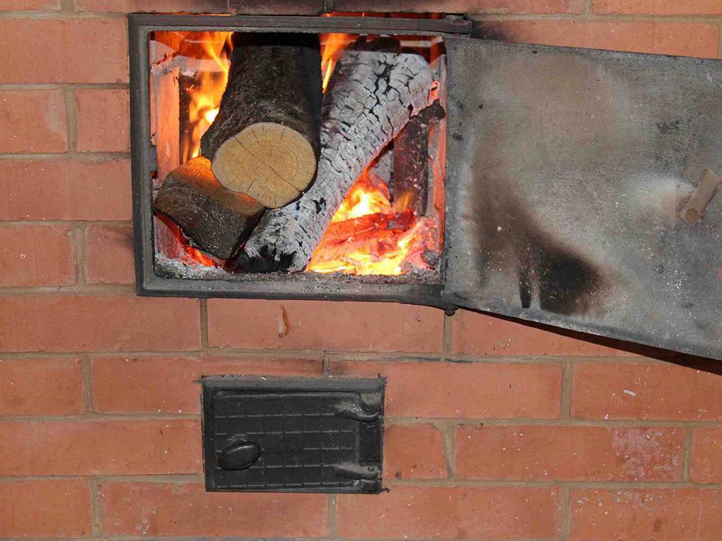 Как правильно топить печь дровами, чтобы было тепло