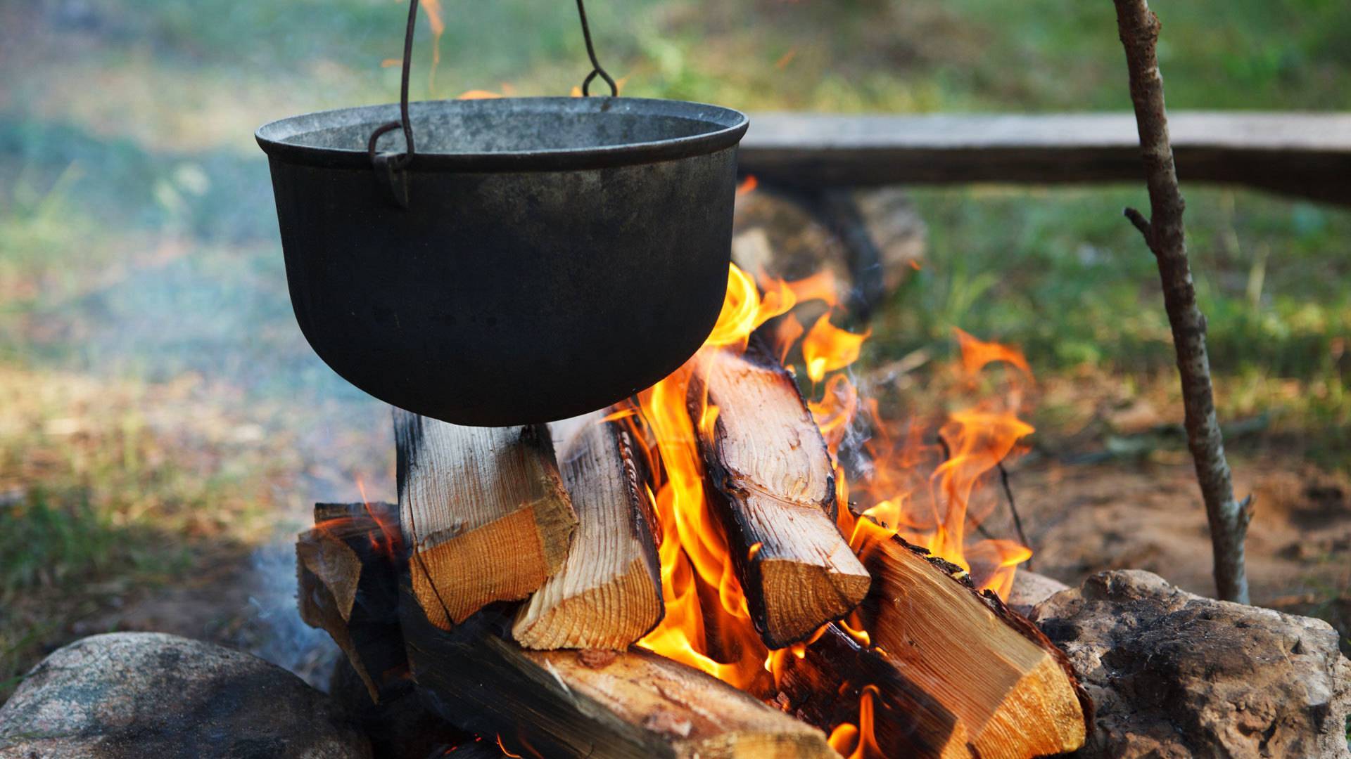 Как развести костер без углей. как разжечь угли в мангале: 12 проверенных способов