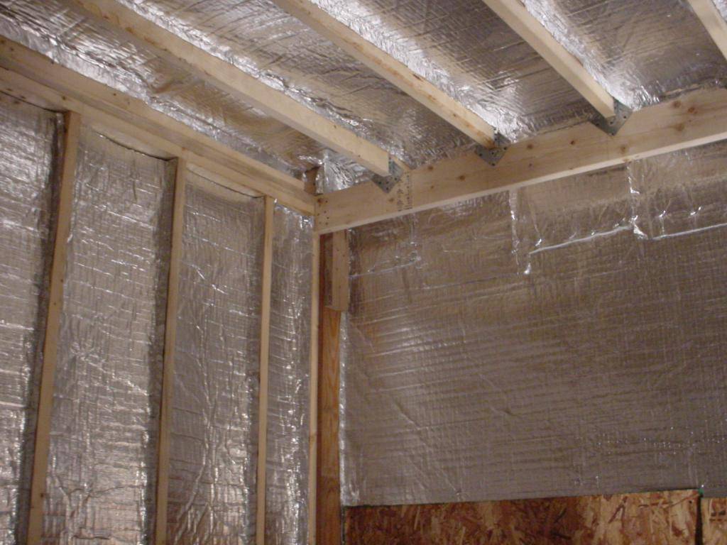 Утепление потолка фольгированным утеплителем: пенофолом изнутри и теплоизоляция в частном доме