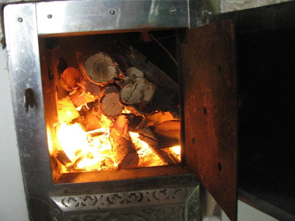 Как топить русскую печь дровами: принципы и правила растопки
