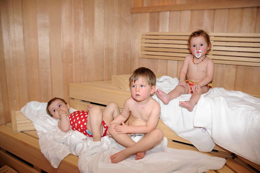 Дети в бане - с какого возраста можно, польза и вред, разрешено ли посещение при насморке, коньюктивите и других заболеваниях