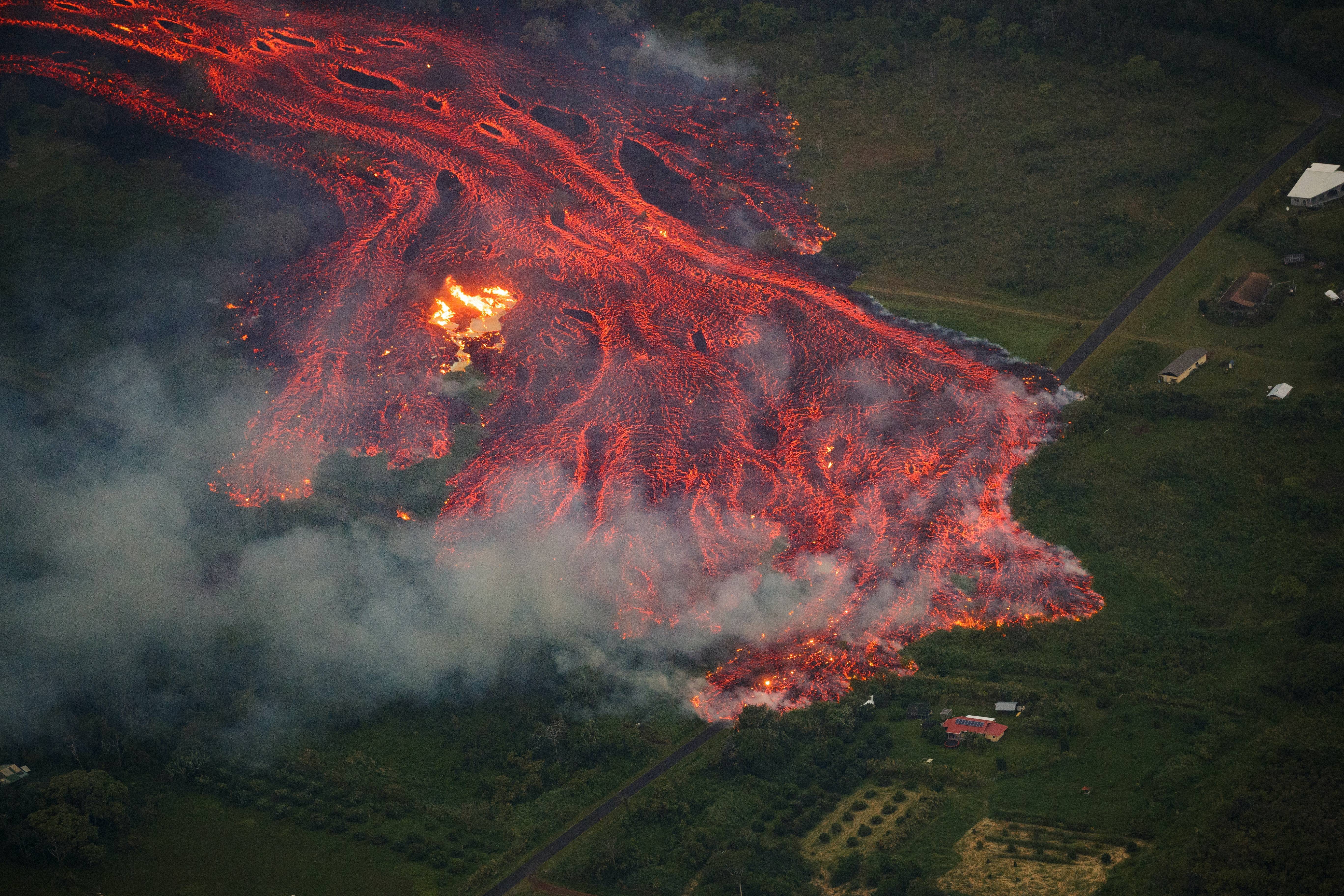 Как горят деревья под воздействием лавы? это выглядит необычно