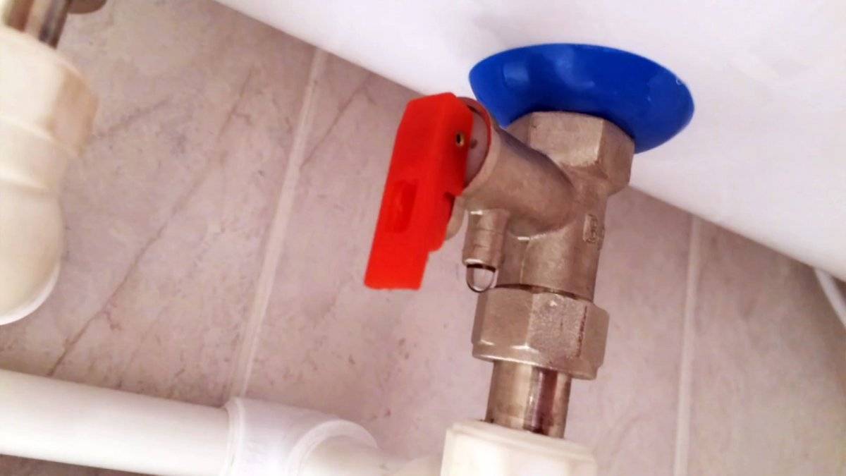 Течёт клапан водонагревателя: норма или поломка